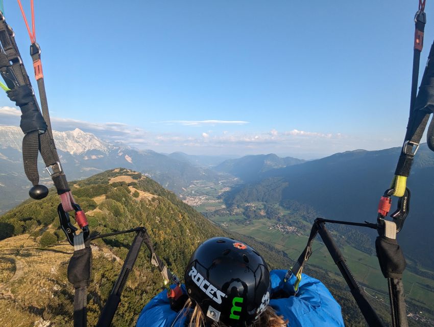 Bovec: Tandem paragliding in Julian Alps - Getting ready with your pilot