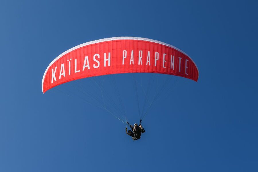 Chamonix: Tandem Paragliding Flight with Mont-Blanc Views - How the pilots shape the experience