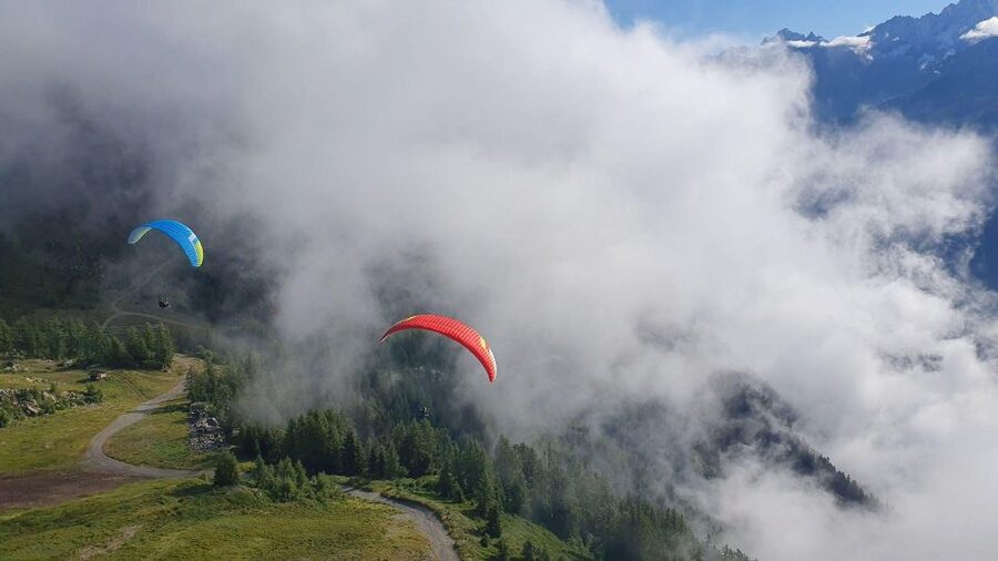 Chamonix: Tandem Paragliding Flight with Video - Meeting at the Chamonix lift station