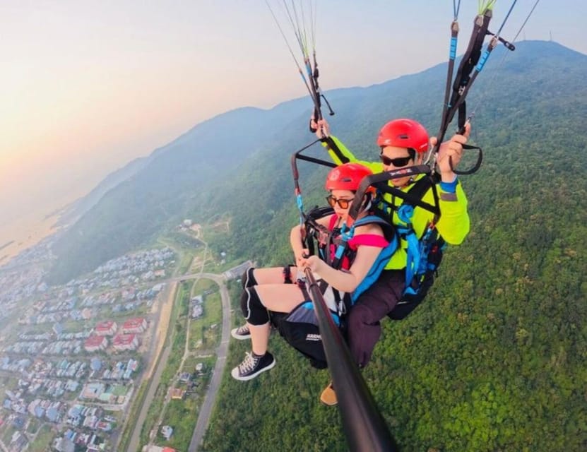 Da Nang: Monkey Mountain Paragliding Experience - Preparing for a 12 to 15 minute flight