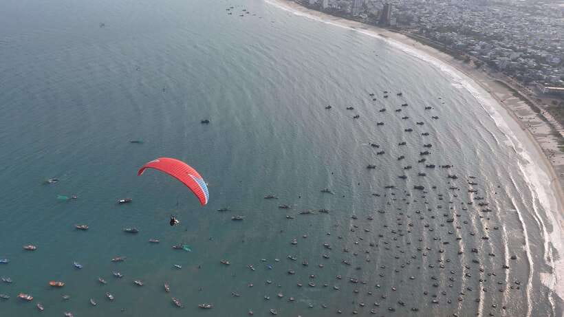 Da Nang Private paragliding experience on Monkey Mountain - Twelve to fifteen minutes in the air