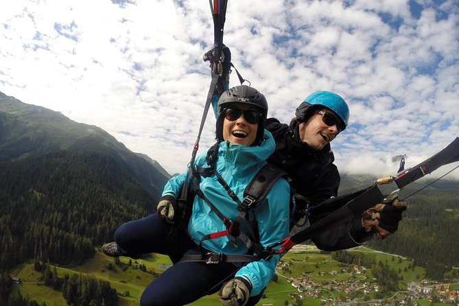 Davos Absolutely Free Flying Paragliding Tandem Flight 1'000 Meters High - A Quiet Glide Above Davos