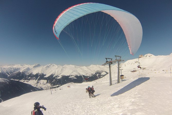 Davos Paragliding Private Tandem Pilot Half Day - In the air above Davos