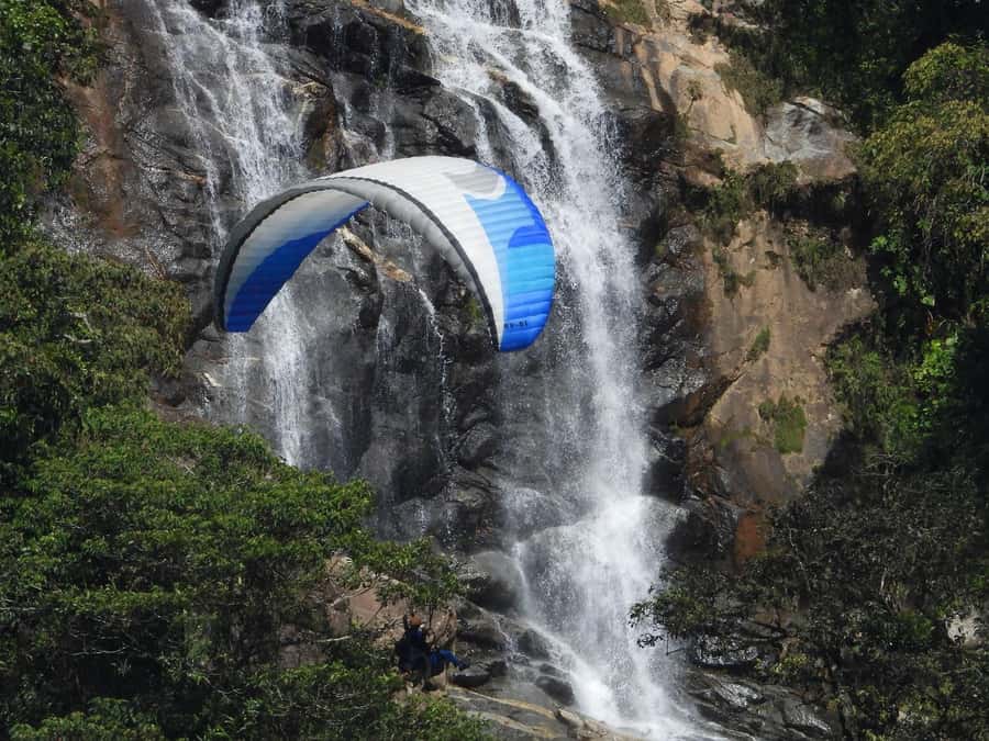 From Medellín: Paragliding Flight and Guatape Tour - One day, two very different Antioquia experiences