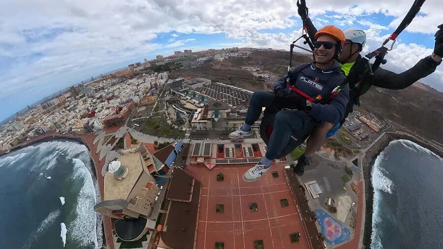 Gran Canaria: Paragliding Flight & Banana Plantation Tour - Meeting the team and getting ready to fly