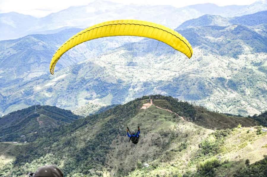 Guatape: Paragliding Experience - Meeting at Calle 32 in Guatapé