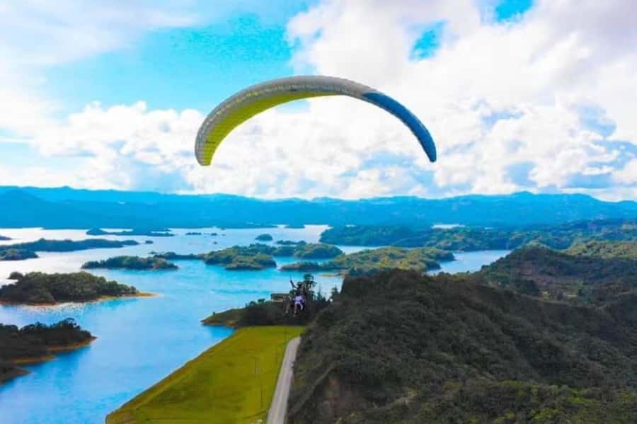 Guatape: Paragliding Experience - Ten to fifteen minutes above the countryside