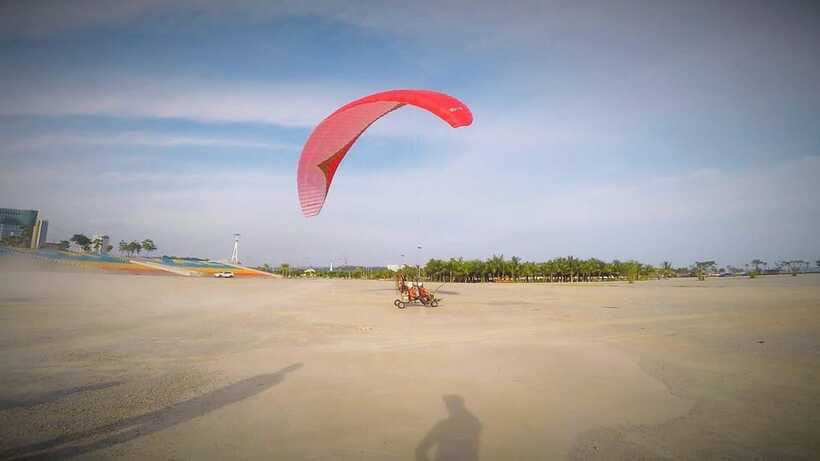 Halong Sky Tour: Powered Paragliding - Who will enjoy this most?