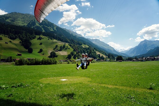 KLOSTERS: Paragliding For 2 - Couples (Video &Photos Incl.) - Preparing for takeoff with two pilots
