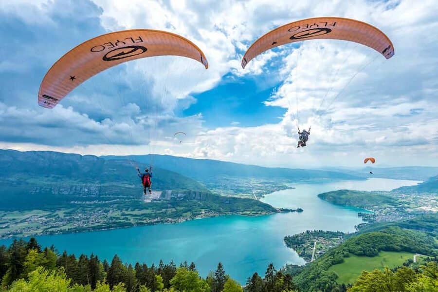 Lake Annecy: Winter Paragliding flight - The minibus ride and safety briefing