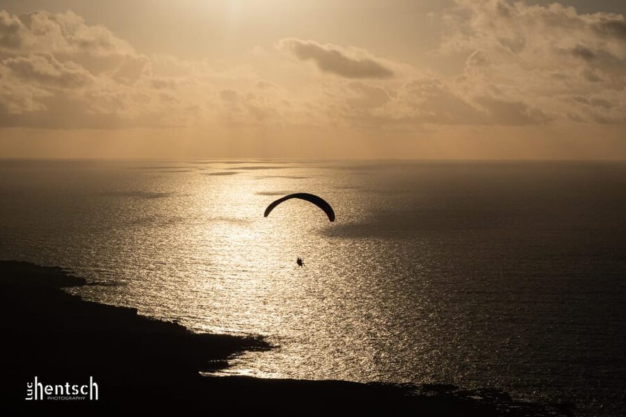 Lanzarote: Tandem Paragliding Flight Over Lanzarote - Arriving Prepared for a 25-Minute Flight