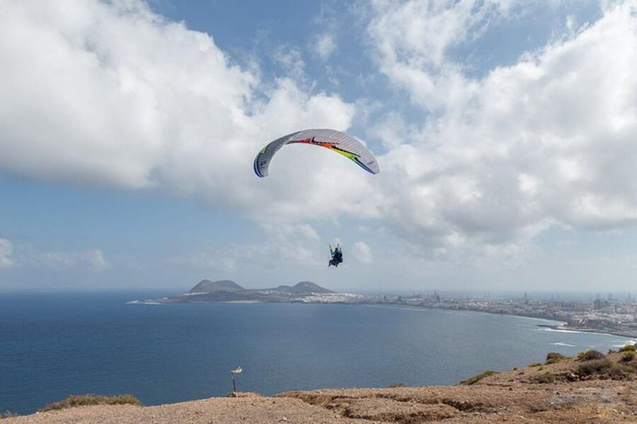 Las Palmas: Paragliding Tandem Flight with Instructor - Alfredo and the human side of the flight