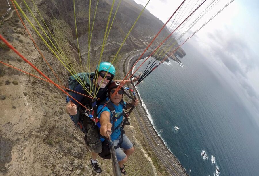 Las Palmas: tandem paragliding flights for everyone - The 20-minute transfer to Ladera Alta