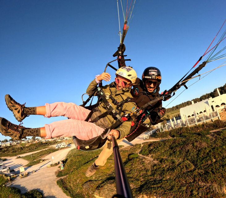 Lisbon: Paragliding Tandem Flight - The short briefing before takeoff