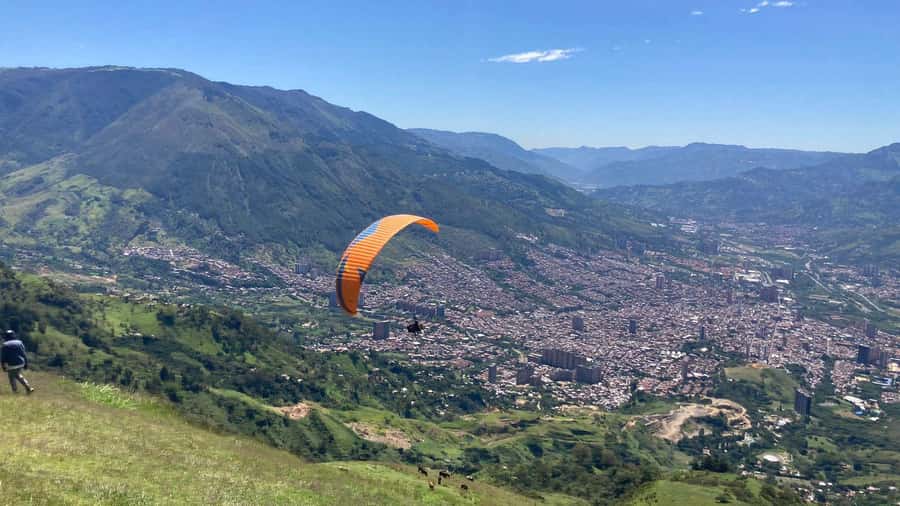 Medellín Paragliding - Go Pro Included - The 40-minute ride from Medellín to San Felix