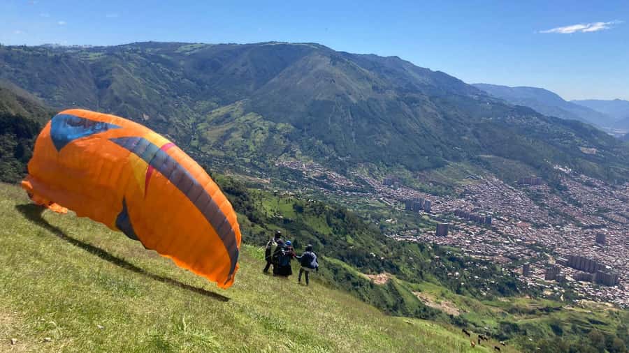 Medellín Paragliding - Go Pro Included - Who will enjoy this San Felix outing most