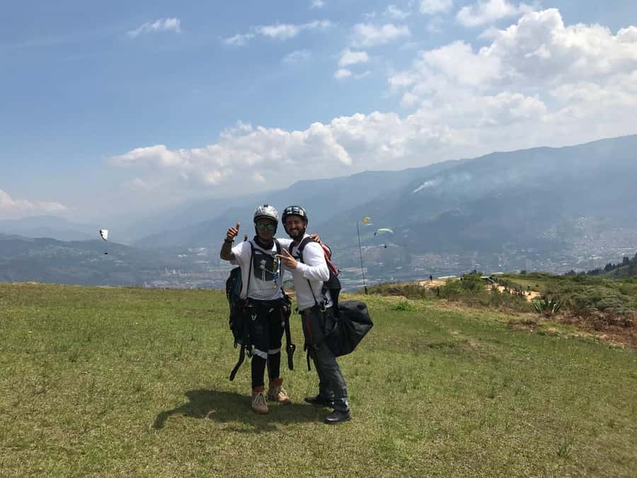 Medellín: Private Tour to Guatapé + Paragliding - What the $190 price includes