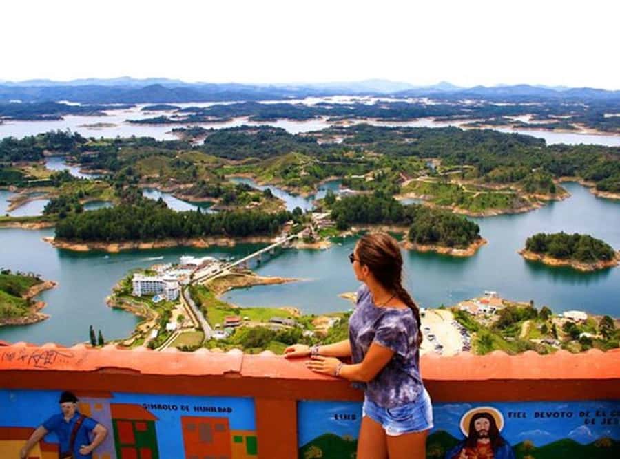 Medellín: Private Tour to Guatapé + Paragliding - Local snacks and the Cocorná viewpoint