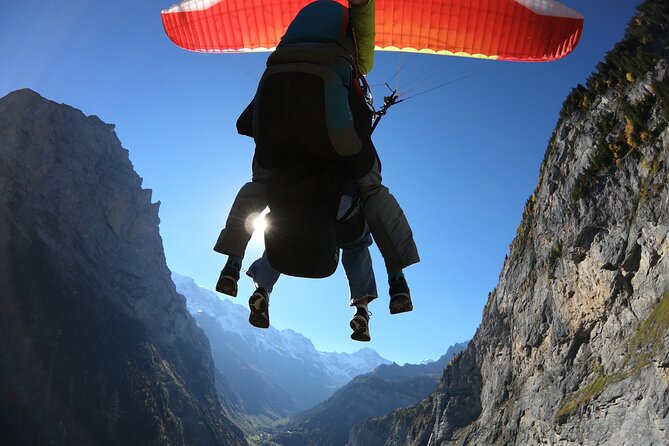 Mürren: Paragliding over the Lauterbrunnen Valley - Landing beside the Schilthornbahn in Stechelberg
