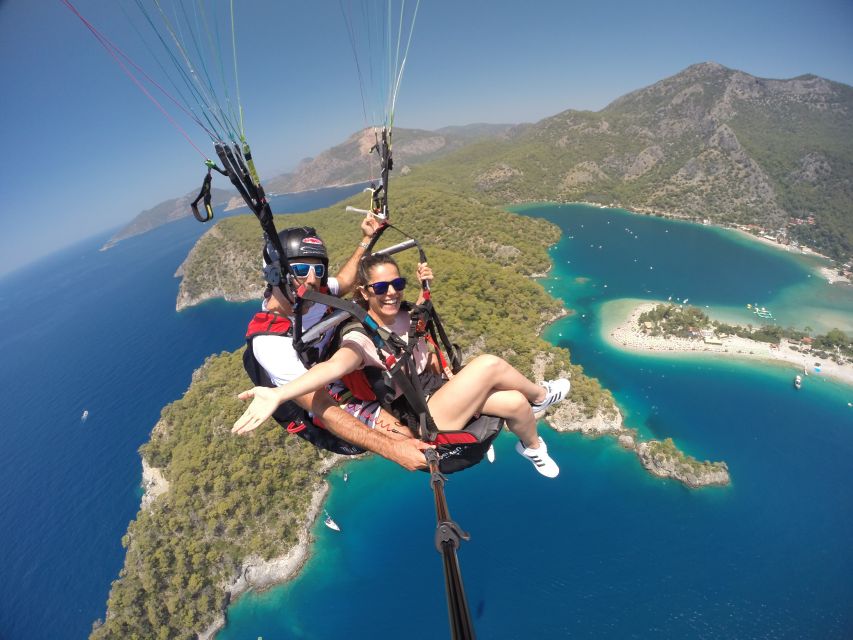 Oludeniz: Tandem 30-Minute Paragliding Flight - A five-minute briefing before takeoff