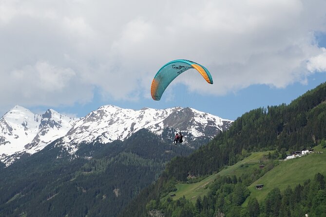 Paragliding adventure in Neustift im Stubaital - A quiet view over the Stubai Valley