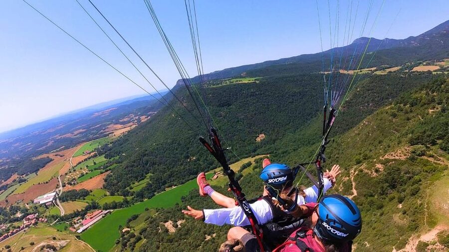 Paragliding: Experience the magic of flying near Barcelona. Report included - Photos and video included in the price