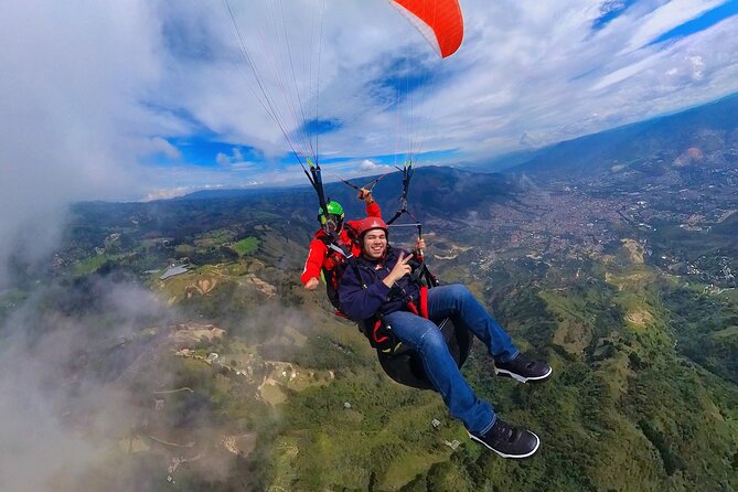 Paragliding flight in Medellin with expert pilots - The pilots make the biggest difference