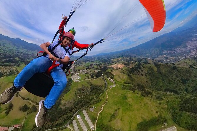 Paragliding flight in Medellin with expert pilots - Why the $63 price can be fair