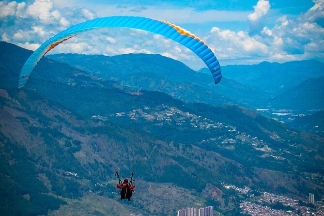 Paragliding flight in Medellin with expert pilots - Who should book this flight