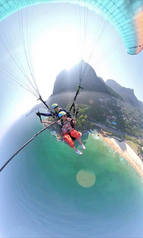 PARAGLIDING FLIGHT IN SÃO CONRADO - RIO DE JANEIRO - Landing and returning to the kiosk