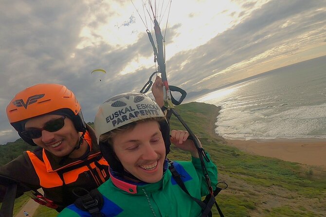 Paragliding flight in Sopelana - Safety, support, and the small-group setup