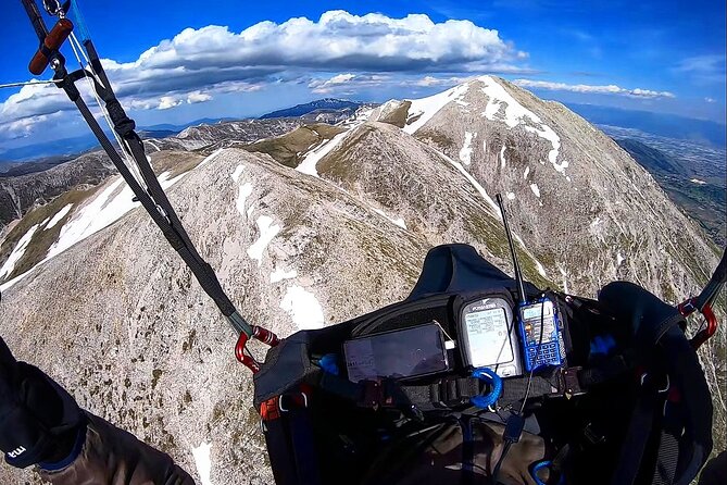 Paragliding flight over the Gardens of Ninfa - Landing and the video you take home