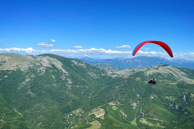 Paragliding flight over the Gardens of Ninfa - Weather is part of the decision