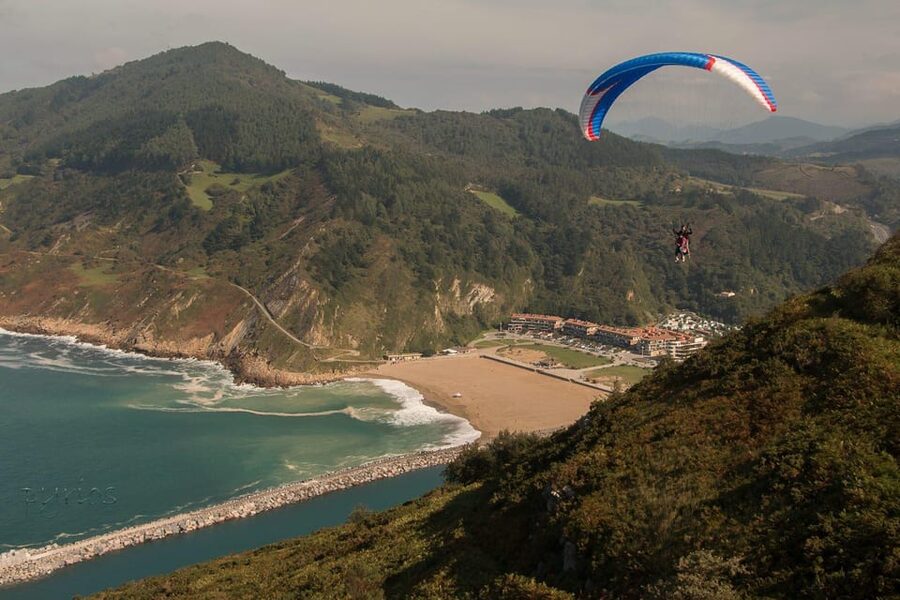 Paragliding in San Sebastian - From Orio’s chessboard square to Mount Kukuarri