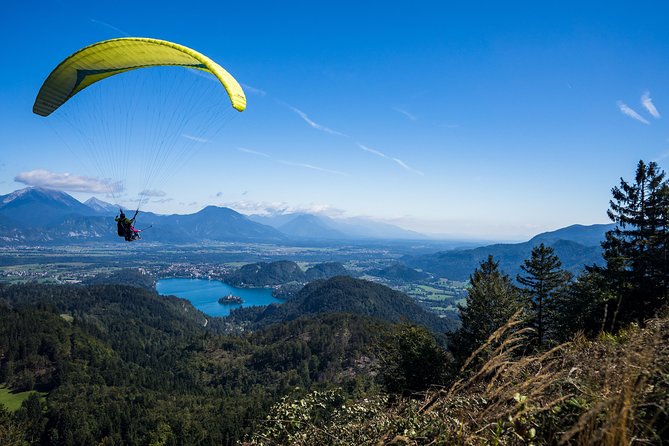 Paragliding Lake Bled - Preparing for a tandem flight
