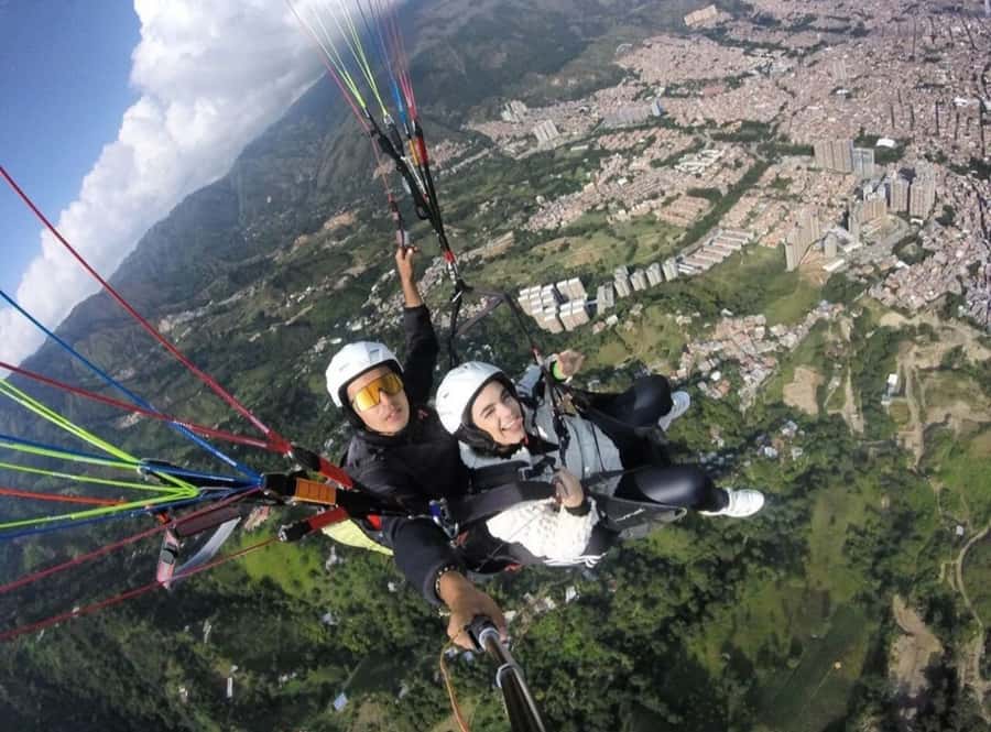Paragliding Medellin with Transportation and free Videos - Getting ready at the San Félix launch site