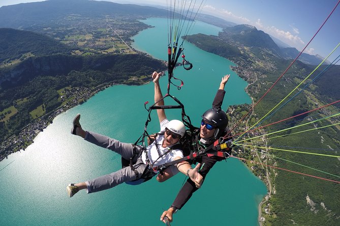 Paragliding Performance flight over the magnificent Lake Annecy - A small team with a personal feel