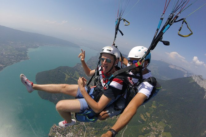 Paragliding Performance flight over the magnificent Lake Annecy - Who will enjoy this flight most