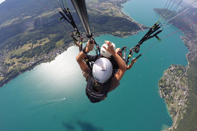 Paragliding Performance flight over the magnificent Lake Annecy - Lake Annecy from nearly 800 meters above