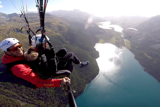 Paragliding Tandem Flights in Engadin - The landing near the meeting point