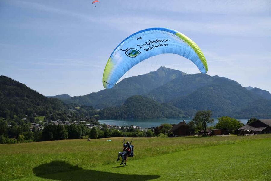 Paragliding Tandem in Salzkammergut / Sound of Music Flight - Wolfgangsee, islands, and Falkensteinwand