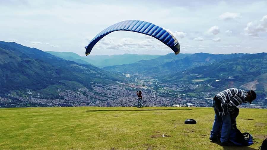 Paragliding the Andes from Medellín - The one-hour briefing and preparation