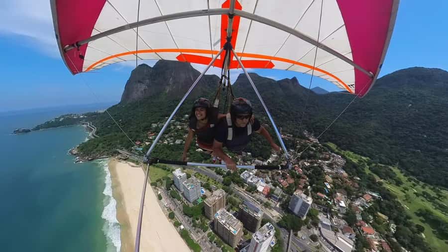 Rio de Janeiro: Hang Gliding or Paragliding Experience - Training, harnesses, and the moment before takeoff