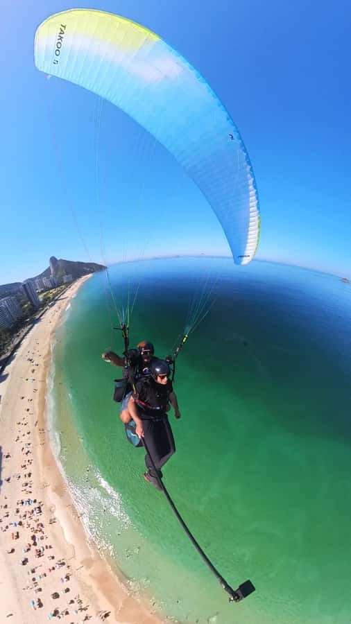 Rio de janeiro : Paragliding Tandem Flights over Rio - The low ocean pass and landing at São Conrado