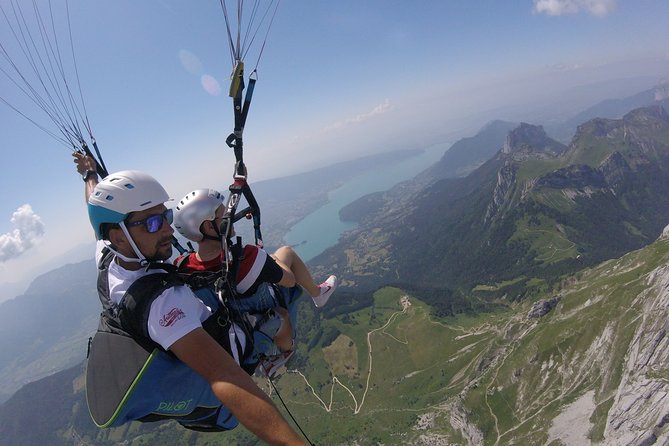 Sensation paragliding flight over the magnificent Lake Annecy - From Doussard to the Col de la Forclaz launch site