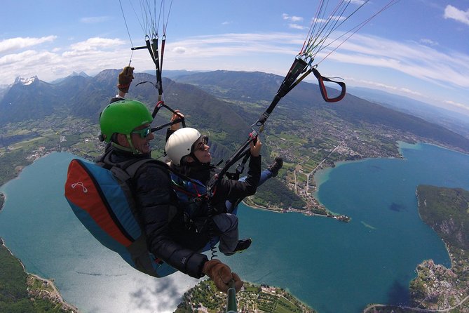 Sensation paragliding flight over the magnificent Lake Annecy - The gentle opening before the acrobatics