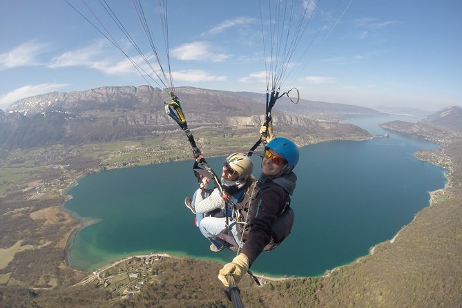 Sensation paragliding flight over the magnificent Lake Annecy - What the sensation flight adds