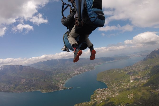 Sensation paragliding flight over the magnificent Lake Annecy - Landing without the drama