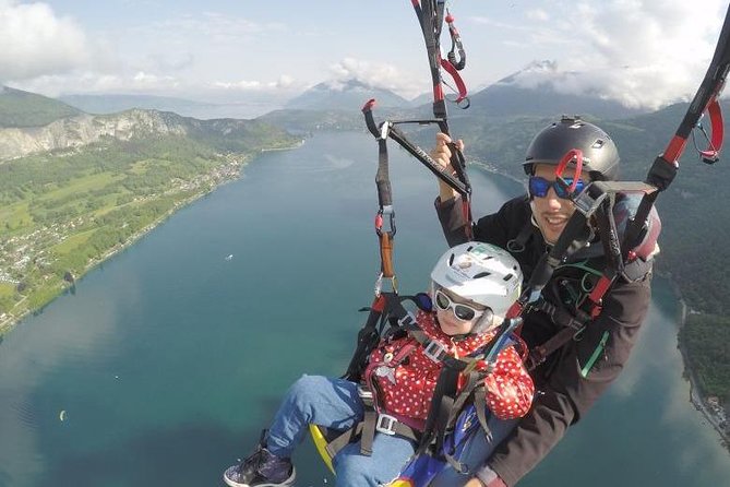 Sensation paragliding flight over the magnificent Lake Annecy - What takeoff feels like for a first flight