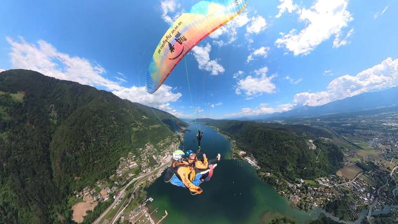Tandem flight: Paragliding panorama tandem flight - Preparing for a real mountain launch